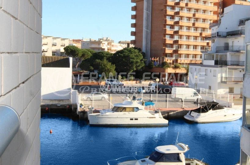Santa Margarita petite vue canal depuis terrasse appartement avec amarre en commun