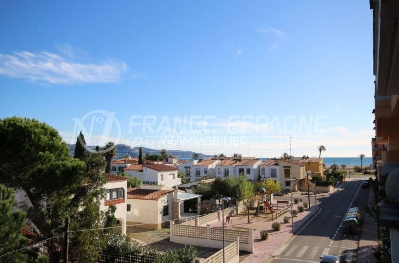 Empuriabrava appartement vue mer latérale au pied des commerces avec parking prive