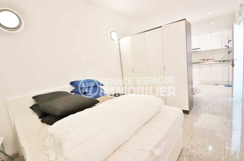 rosas immo: villa 230 m², appartement indépendant avec cuisine et espace chambre aménagée