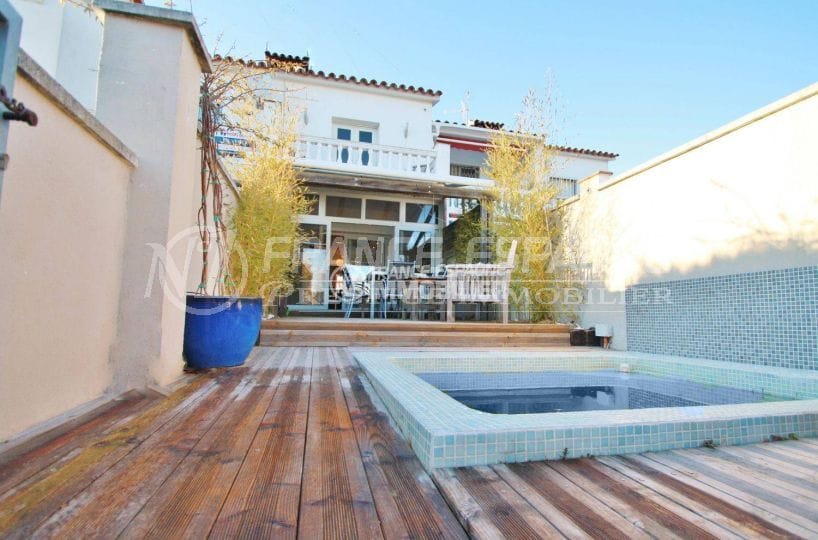Vue villa façade Empuriabrava sur canal avec amarre