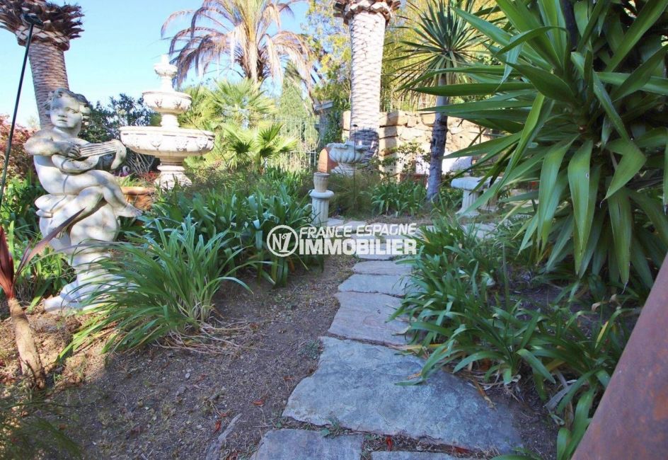 immobilier costa brava: villa ref.3614, végétation & statues décorent le jardin