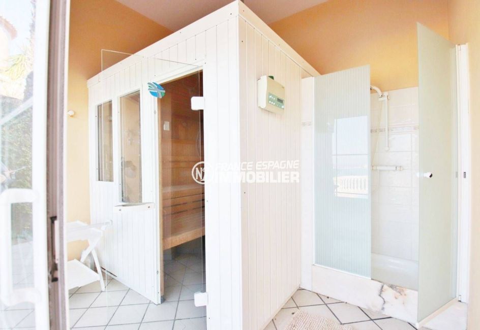 roses immobilier: villa ref.3614, aperçu du sauna et sa cabine de douche