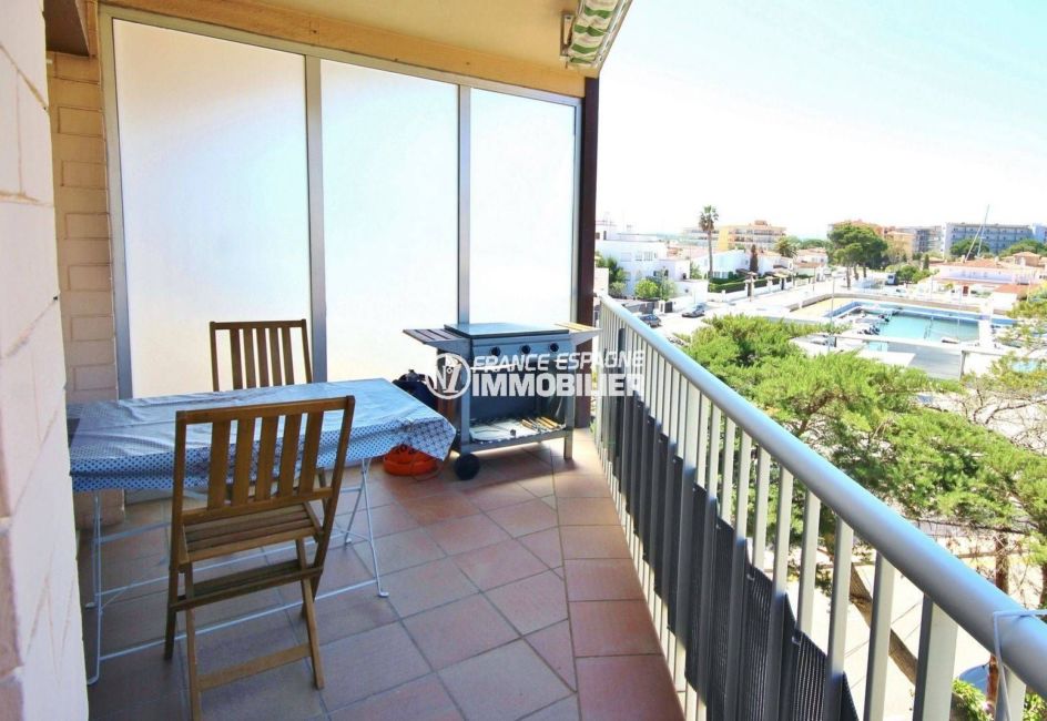 immo roses: appartement ref.3671, secteur calme terrasse avec vue canal