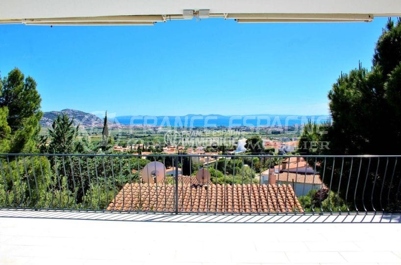 roses espagne, villa à Mas Fumats, grande terrasse vue mer