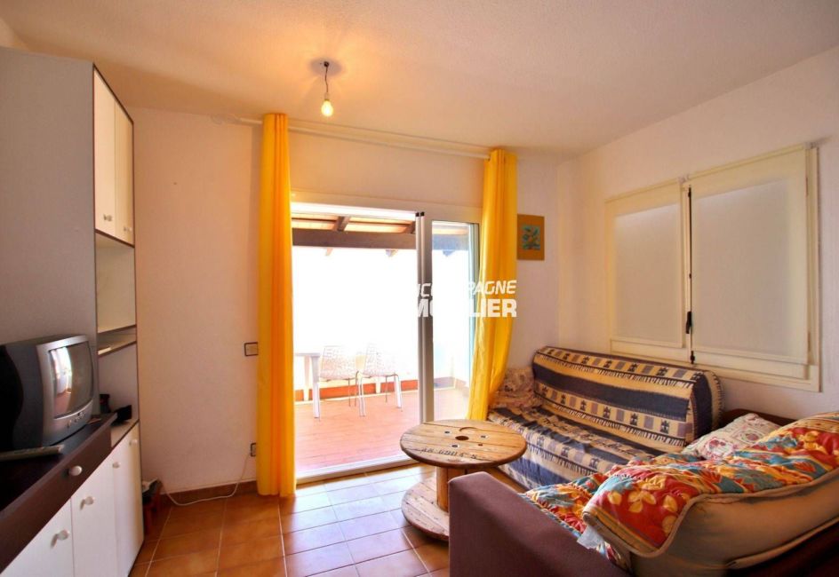 canyelles petites: villa 65 m², salon / séjour avec rangements accès terrasse