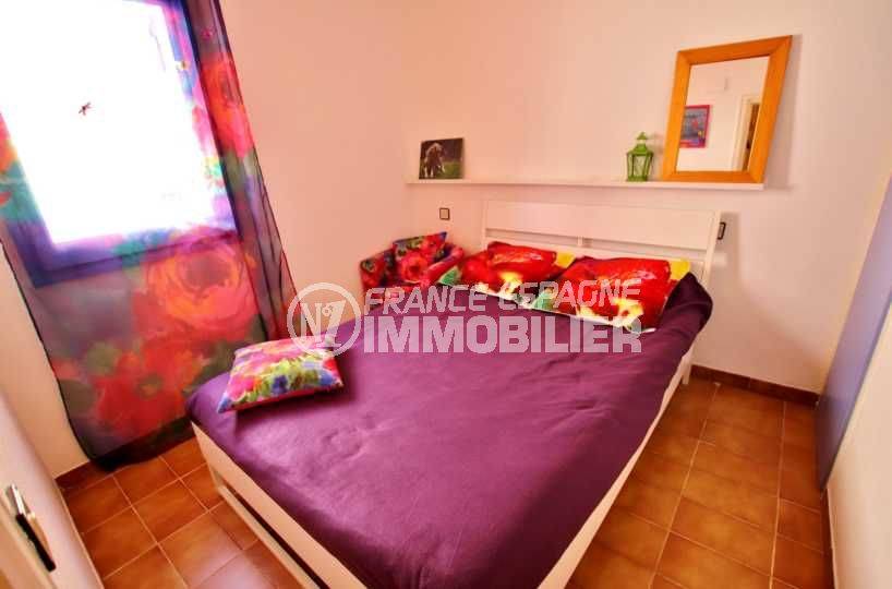 immo center rosas: villa 65 m², première chambre lumineuse avec lit double