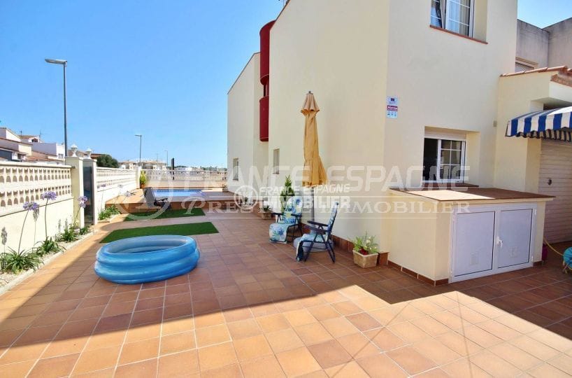 immobilier empuria brava: villa secteur calme, piscine et garage, proche plage et commerces