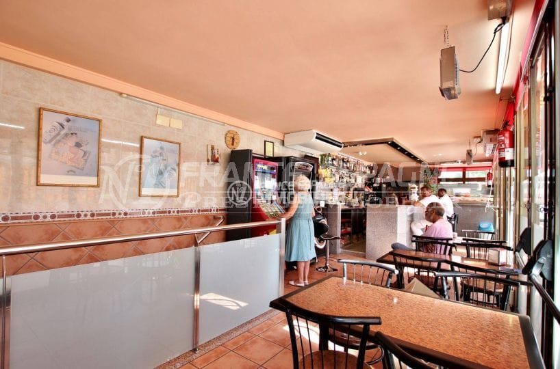 roses espagne: commerce bar / restaurant rénové et climatisé, proche plage