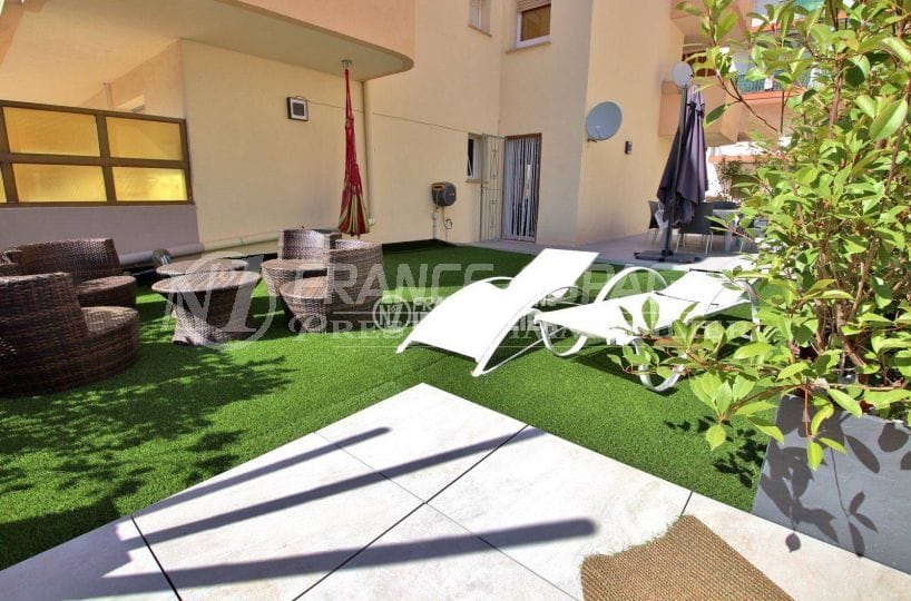 immo roses: appartement ref.3760, grande trrasse plain-pied, parking privé, plage à 300 m