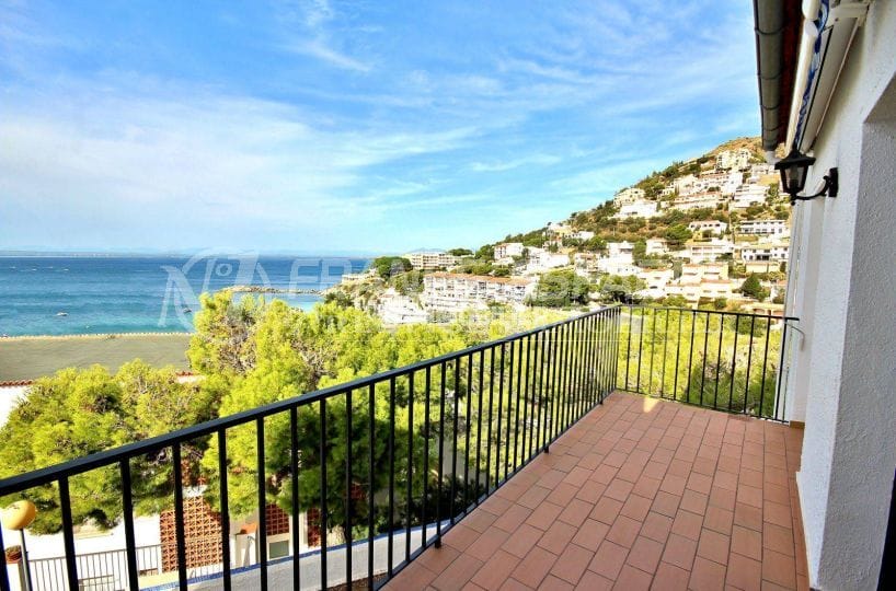 agence immobilière costa brava: villa vue mer, parking, piscine communautaire, proche plage