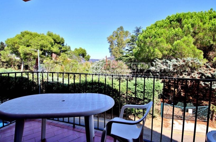vente appartement rosas, avec balcon, secteur calme, proche plage et commerces