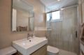 immobilier costa brava: appartement 99 m², deuxième salle d'eau avec douche, vasque et wc