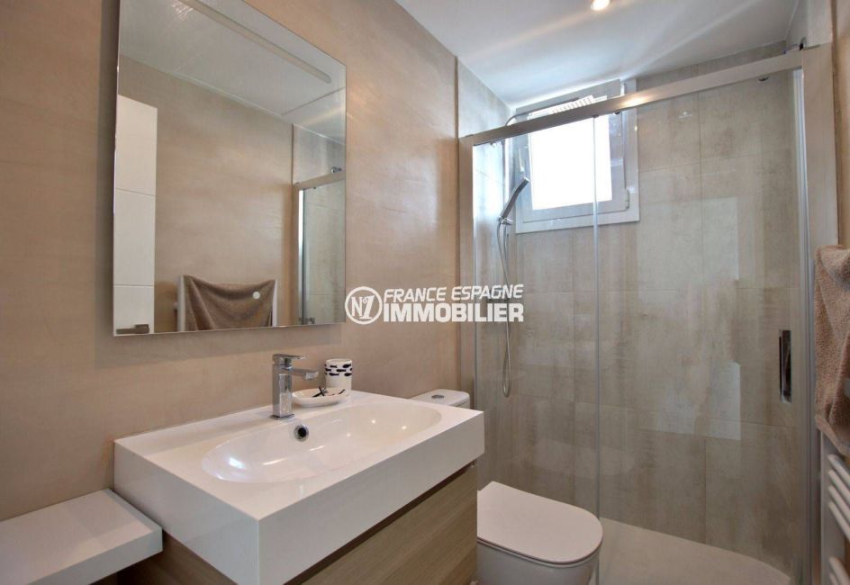 immobilier costa brava: appartement 99 m², deuxième salle d'eau avec douche, vasque et wc