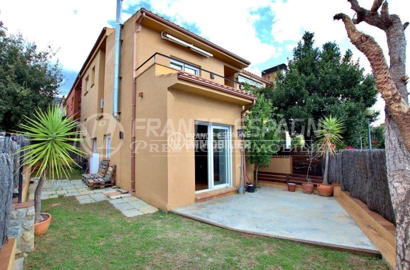 agence immobiliere costa brava: ref.3795, villa adossée au centre-ville, garage, possible piscine