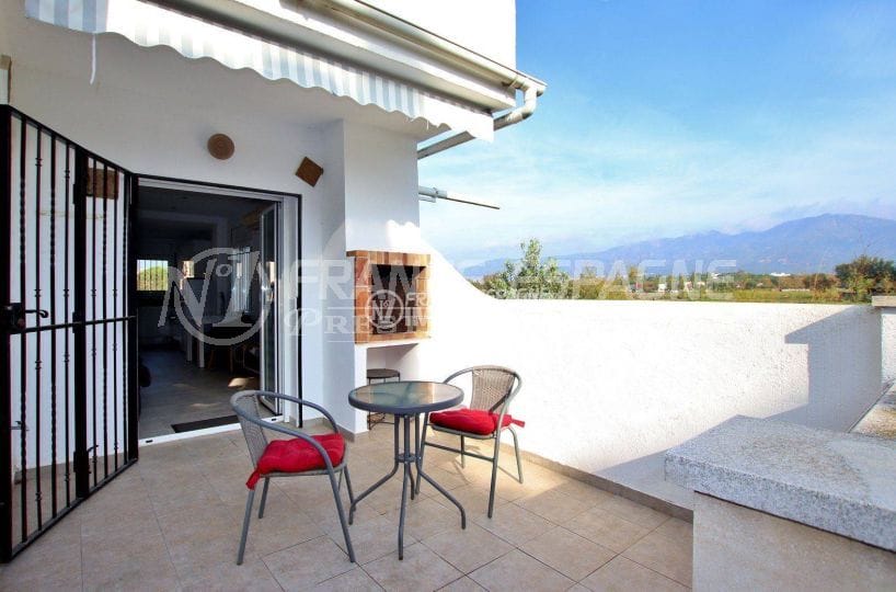 Villa Santa Margarida, terrasse avec barbecue vue montagne