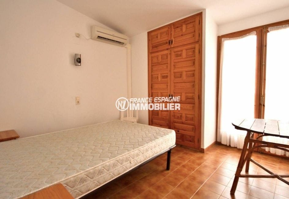 agence immobiliere empuriabrava: villa ref.3822, seconde chambre avec lit simple et placard intégré