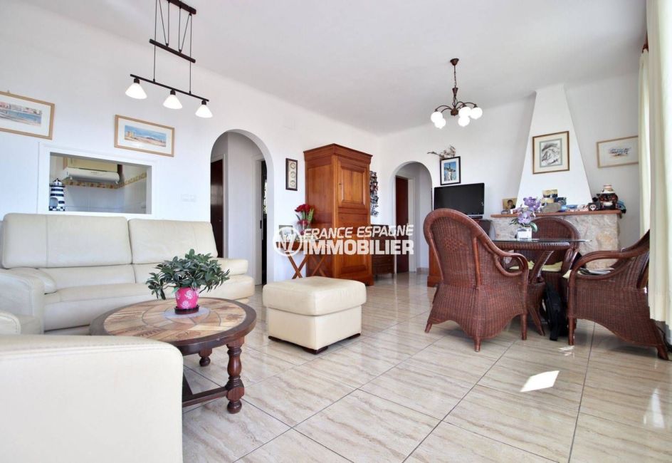 roses immobilier: villa ref.3819, salon / salle à manger avec des rangements