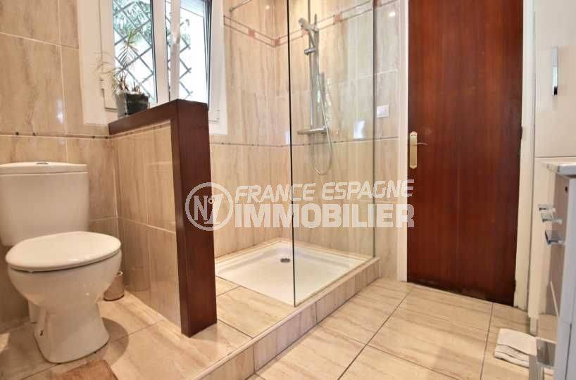 immo center rosas: villa ref.3819, deuxième salle d'eau avec douche, vasque et wc