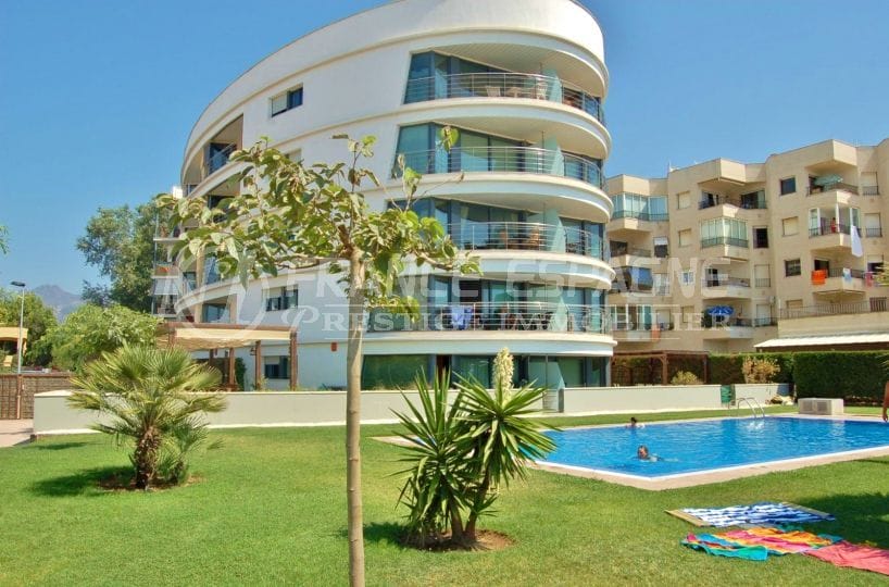 appartement a vendre rosas avec piscine, première ligne plage, 2 chambres