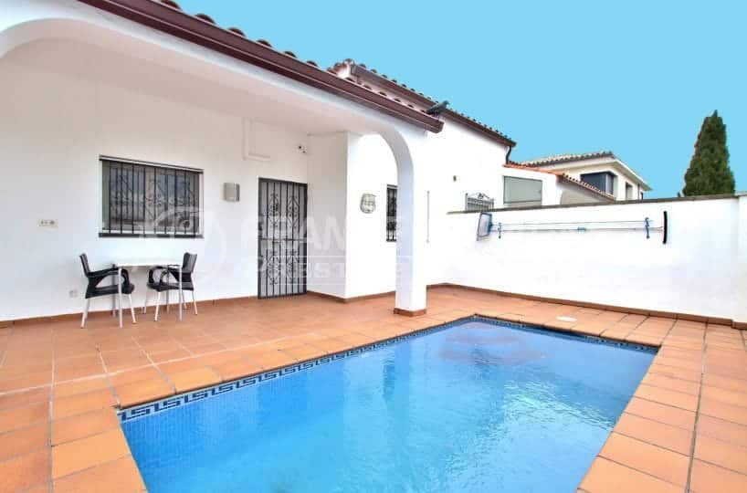 immobilier empuria brava: belle villa dans secteur résidentiel, parcelle de 386 m²