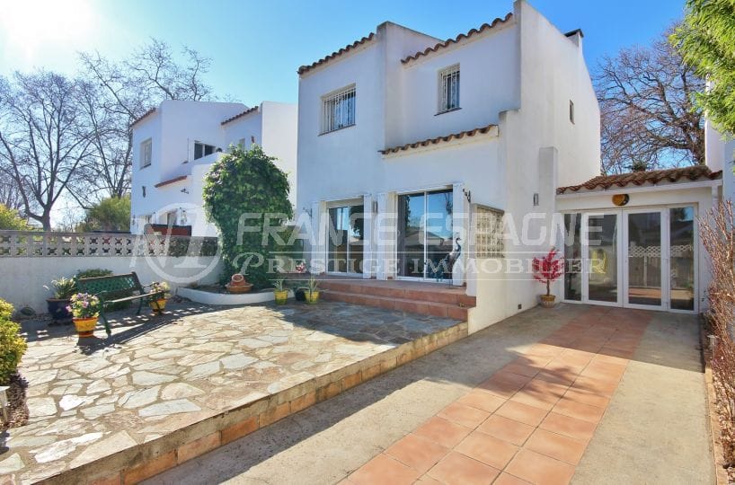 a vendre empuriabrava: villa 137 m² construit + terrain dans secteur prisé