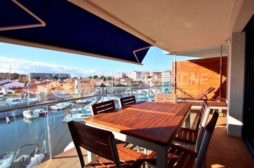 immo roses: appartement ref.3868, belle terrasse vue canal & piscine