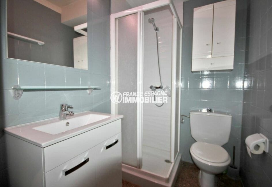 la costa brava: appartement ref.3856, salle d'eau avec cabine douche et toilettes