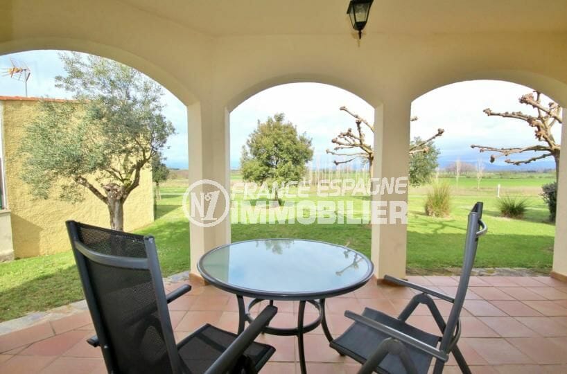 maison a vendre espagne, villa 143 m², terrasse couverte vue sur le jardin arboré