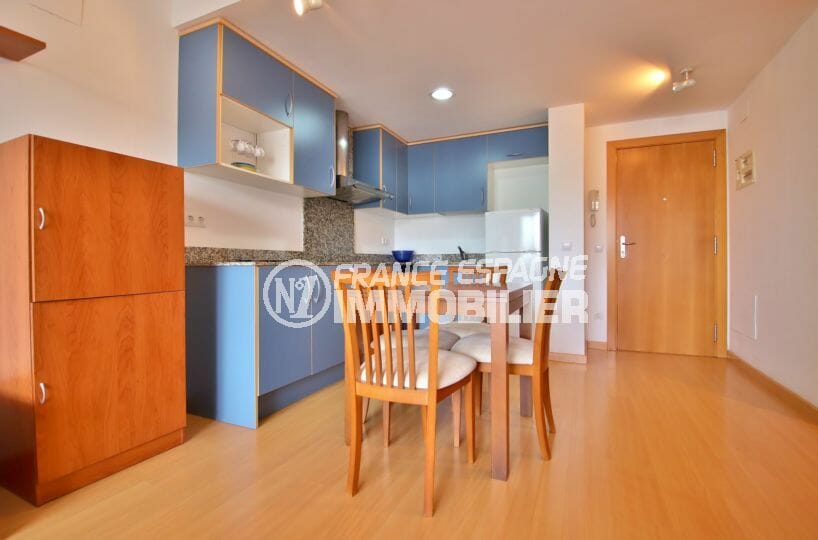 agence immobiliere costa brava: appartement 50 m², coin repas avec cuisine ouverte sur le séjour