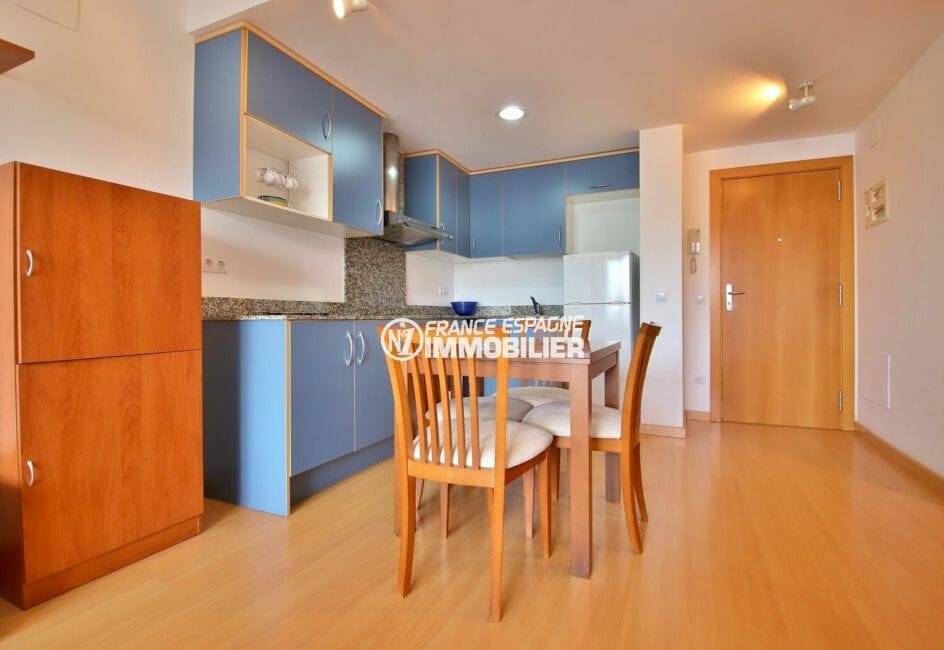 agence immobiliere costa brava: appartement 50 m², coin repas avec cuisine ouverte sur le séjour