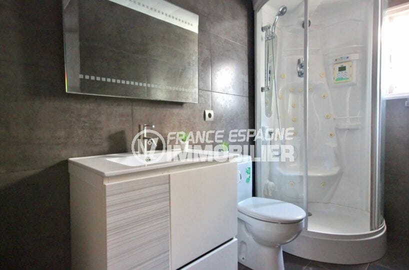 agence immobiliere costa brava: studio 28 m², salle d'eau avec douche d'hydromassage
