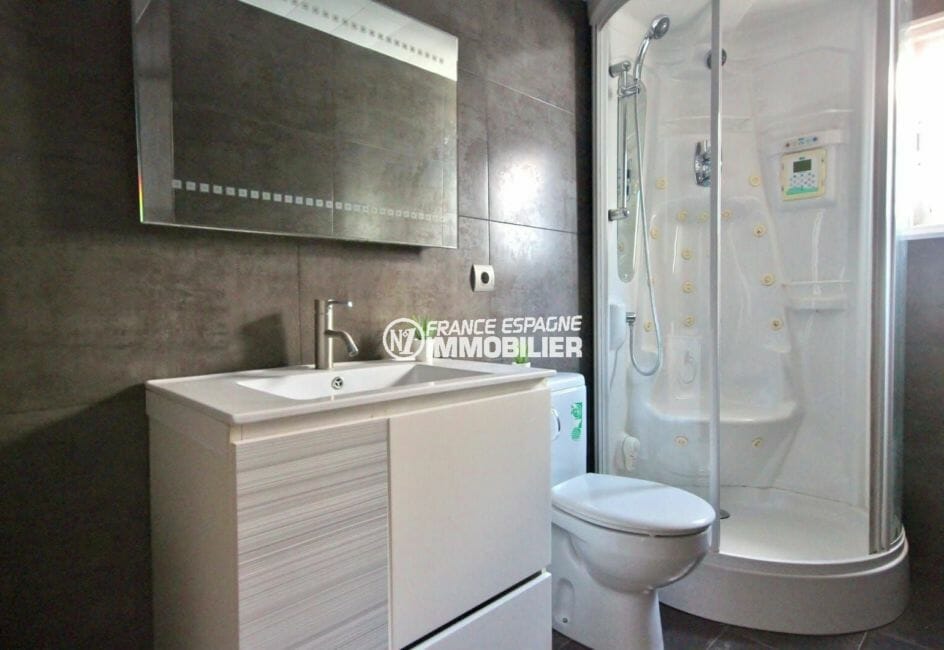 agence immobiliere costa brava: studio 28 m², salle d'eau avec douche d'hydromassage
