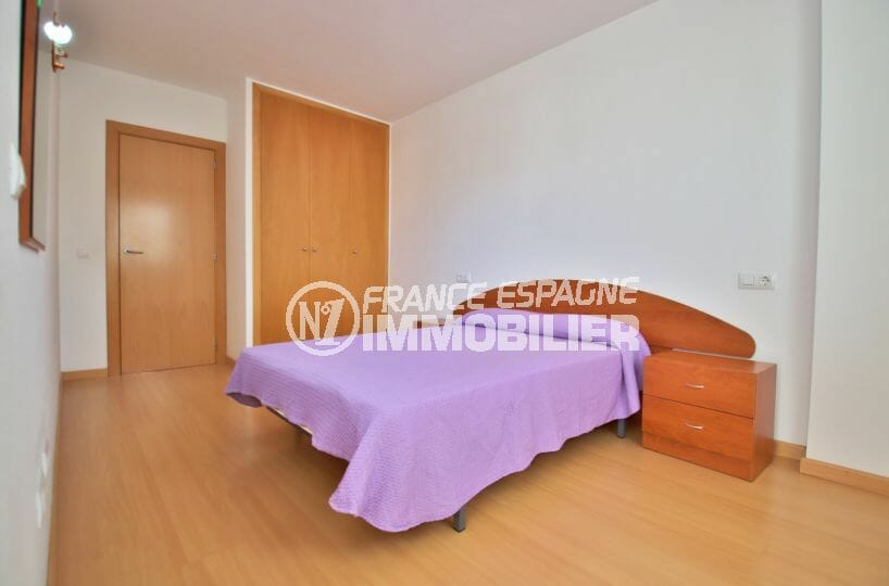 achat appartement rosas, 50 m², chambre avec lit double et rangements