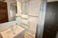 agence immobilière costa brava: appartement secteur calme, salle d'eau avec douche et meuble vasque