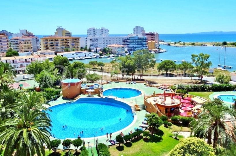 immo center rosas: appartement de 59 m², vue mer et piscine depuis la terrasse