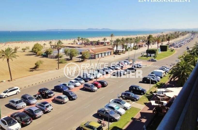 plage avec grand parking aux environs