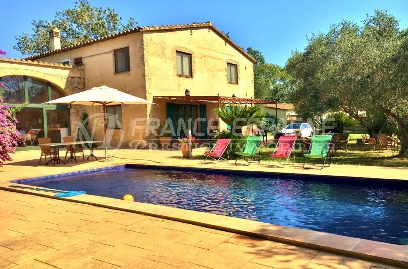 agence immo empuriabrava: villa beau mas, grand terrain avec piscine, proche plage