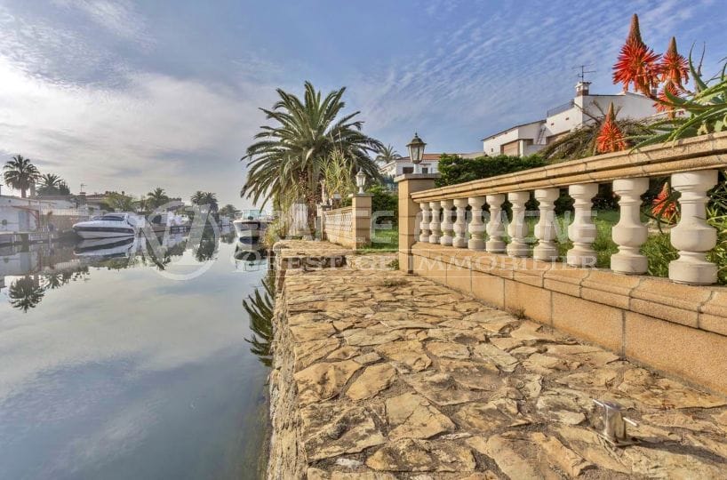 immobilier empuria brava: villa avec amarre sur grand canal, garage, proche plage