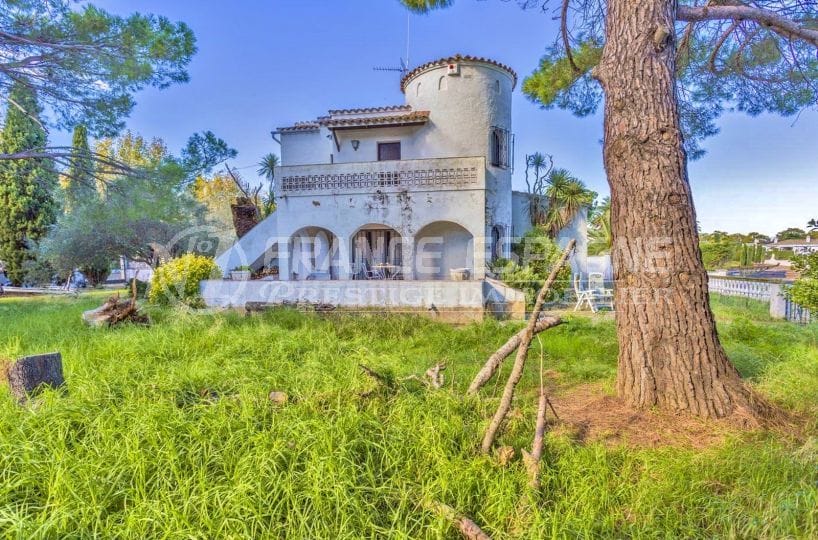 immobilier empuria brava: villa secteur résidentiel, garage, amarre, possibilité piscine