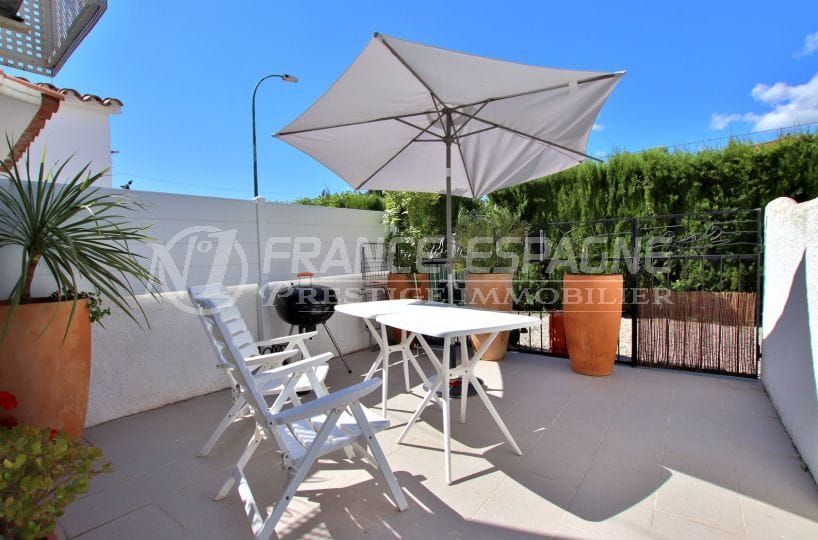 immobilier empuria brava: villa avec terrasse, secteur calme, parking, proche plage