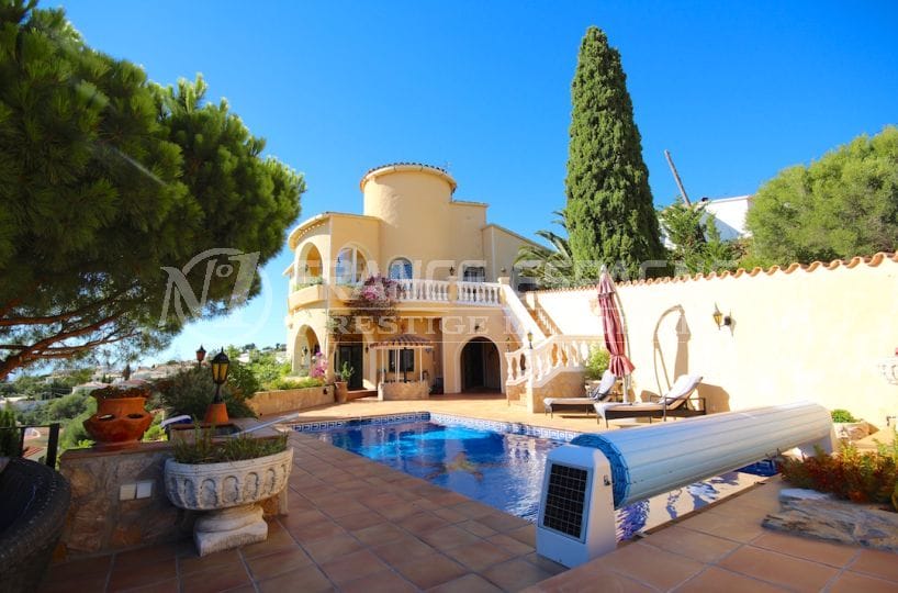 immo roses: villa proche plage, aperçu de la piscine chauffée au sel et la façade