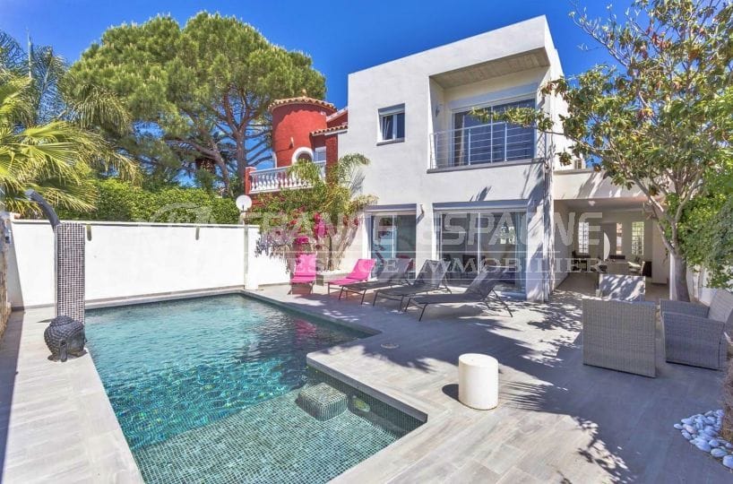 immobilier empuria brava: villa rénovée avec piscine et jacuzzi, proche plage et commerces