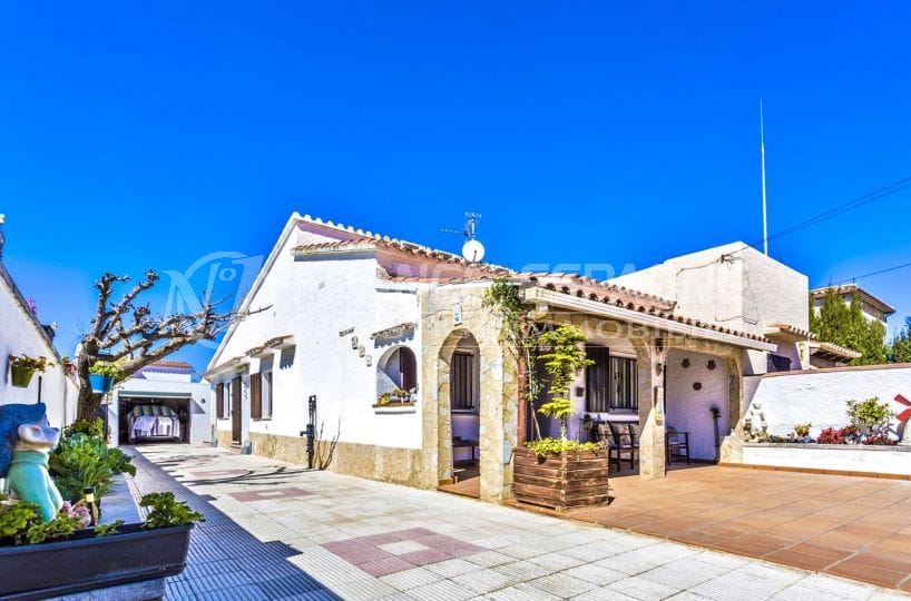agence immo empuriabrava: villa secteur résidentiel avec garage, proche plage