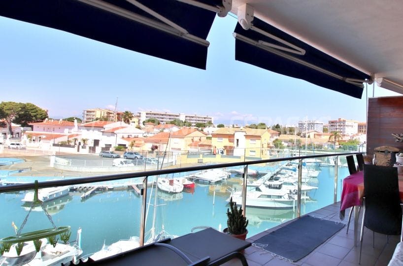 immobilier rosas: appartement standing avec piscine, possibilité garage et amarre
