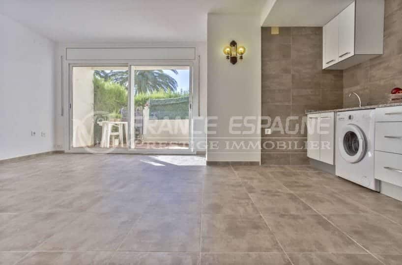 immobilier empuria brava: appartement rénové, piscine et parking, proche plage et commerces