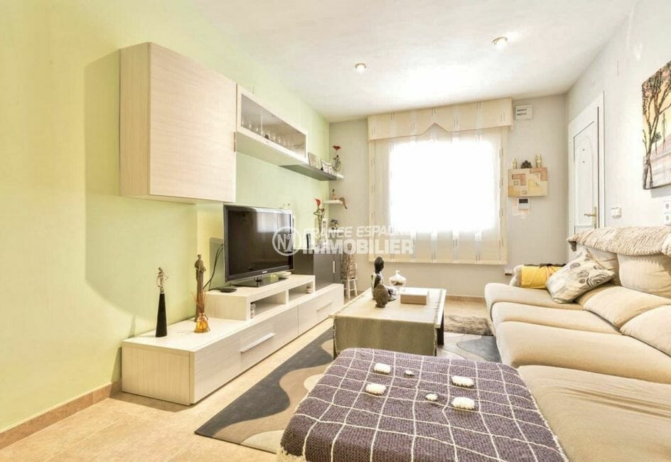 agence immobiliere costa brava: villa 110 m², salon / séjour lumineux avec des rangements