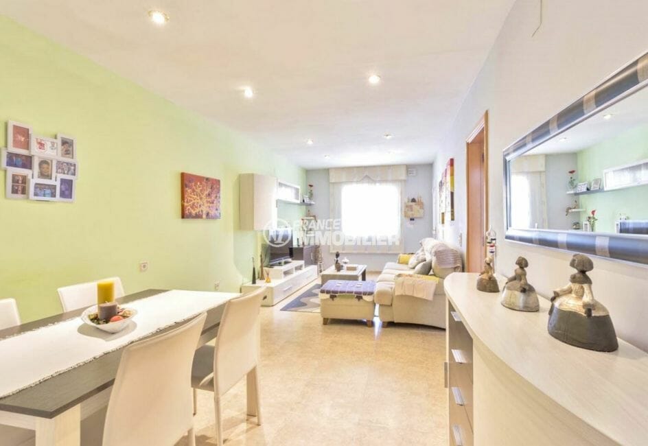 agence immobilière costa brava: villa 110 m², salon / séjour avec coin repas et rangements
