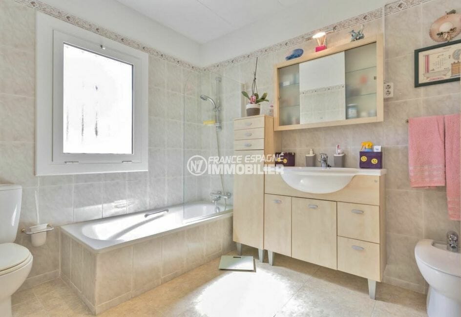 agence immobiliere francaise empuriabrava: villa 110 m², salle de bains baignoire, vasque, bidet et wc