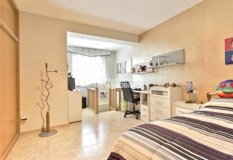 agences immobilières empuriabrava: villa 110 m², troisième chambre avec lit double et placards