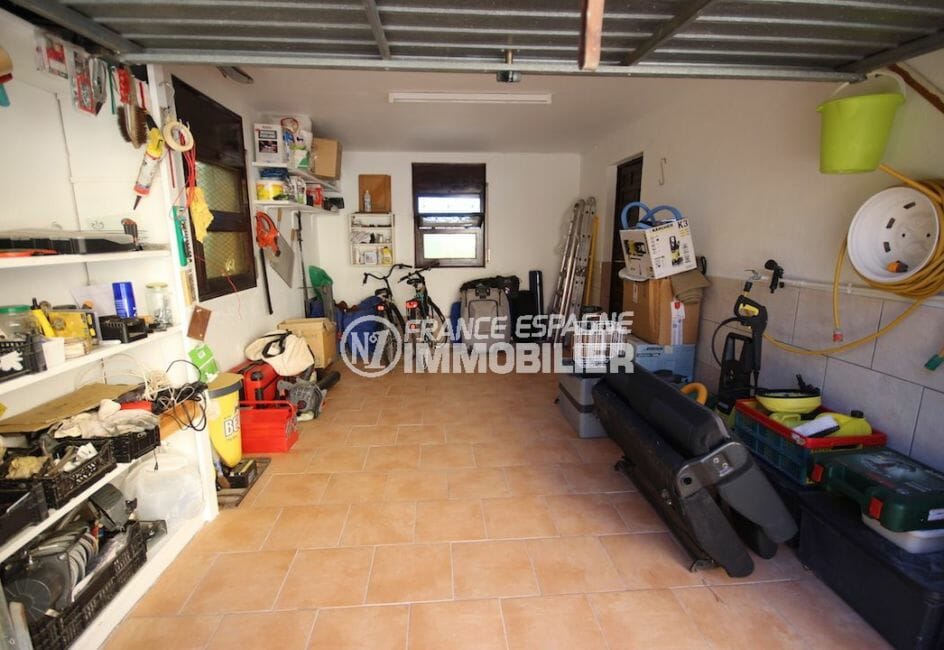 vente immobiliere espagne costa brava: villa ref.2992, vue sur le garage avec rangements